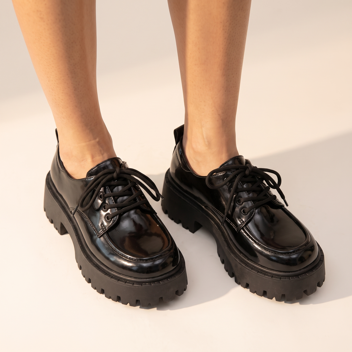 Chaussures platesformes noires pour femmes, détail de la semelle