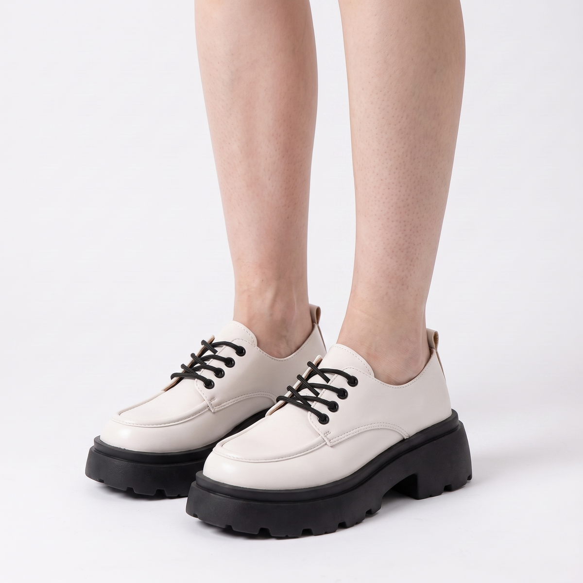 Mocassins plates-formes lacets en cuir, vue de côté
