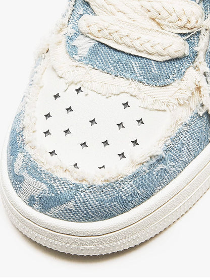 Chaussures de sport pour hommes, paire posée sur une surface