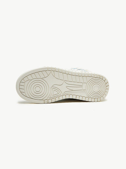 Chaussures de sport pour hommes, sur un pied