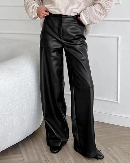 pantalon large en similicuir noir taille haute, vue de trois quarts