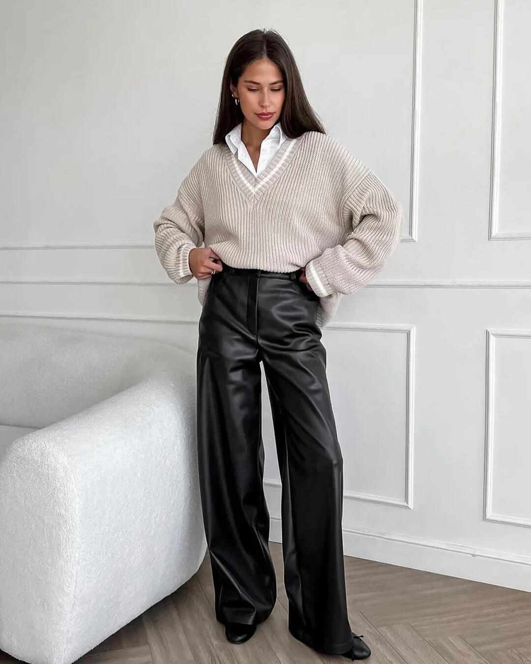 vue arrière du pantalon large en similicuir noir