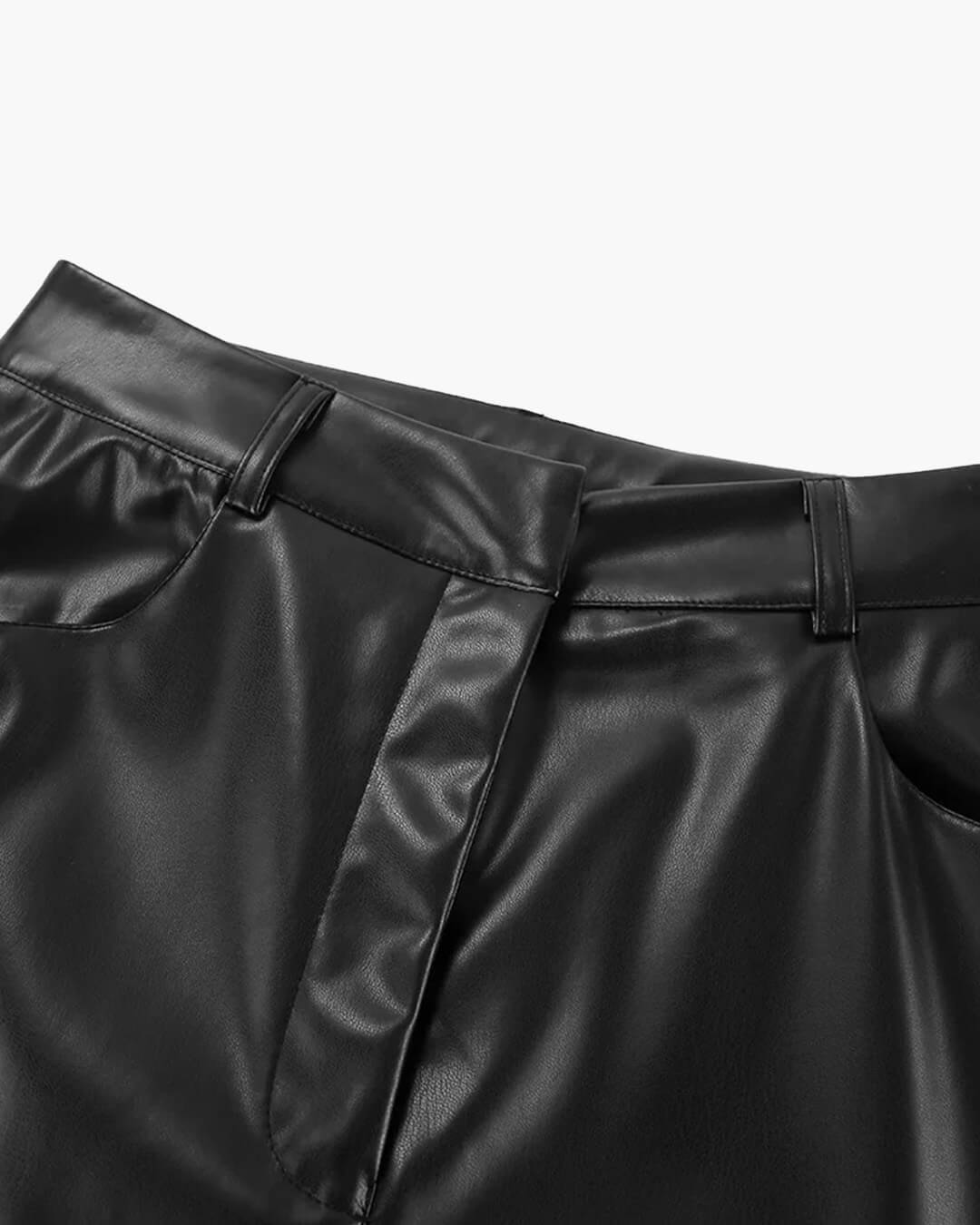 pantalon large en similicuir noir porté avec des talons
