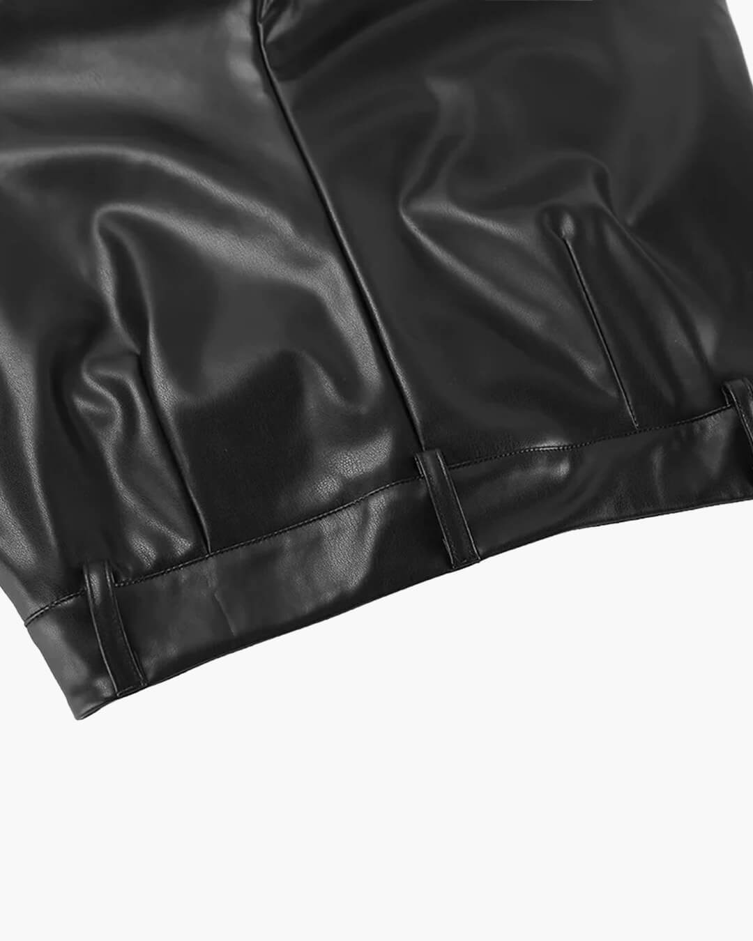 vue de profil du pantalon large en similicuir