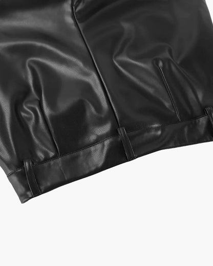 vue de profil du pantalon large en similicuir