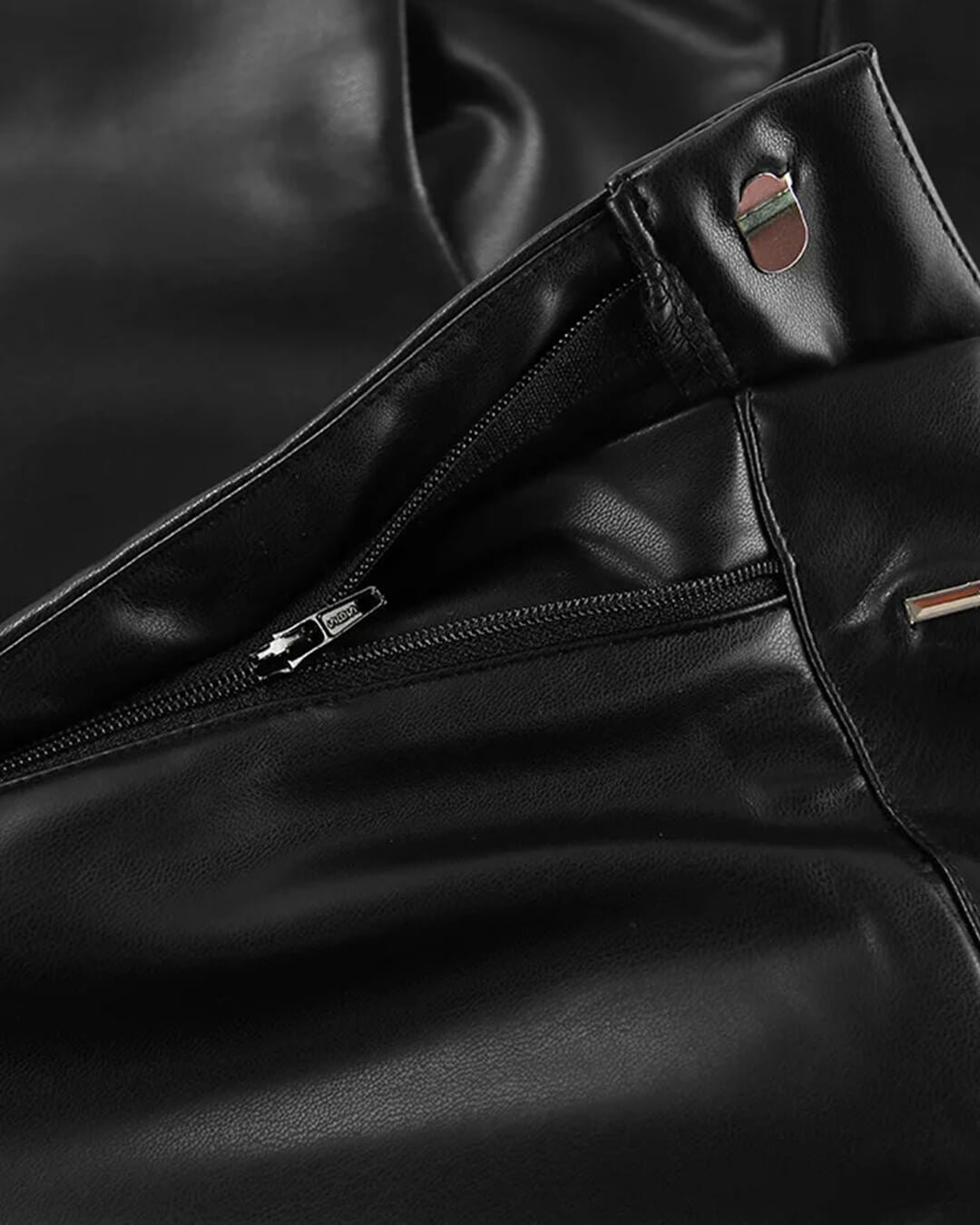 détail des finitions et des coutures du pantalon en similicuir