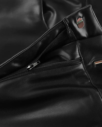 détail des finitions et des coutures du pantalon en similicuir