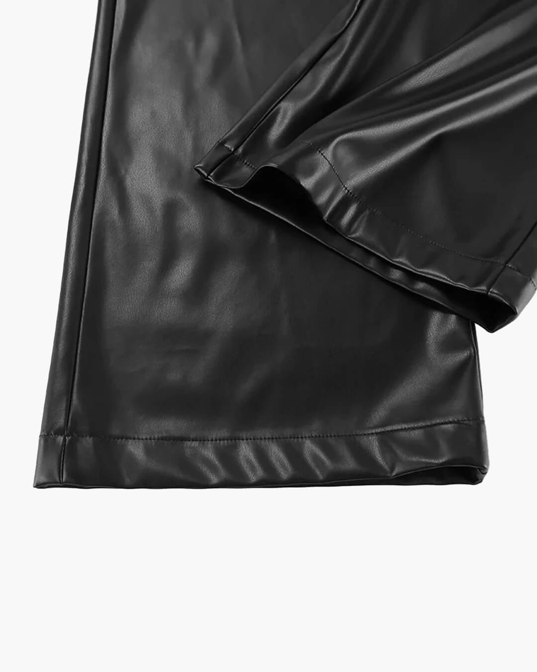 pantalon large en similicuir noir présenté à plat