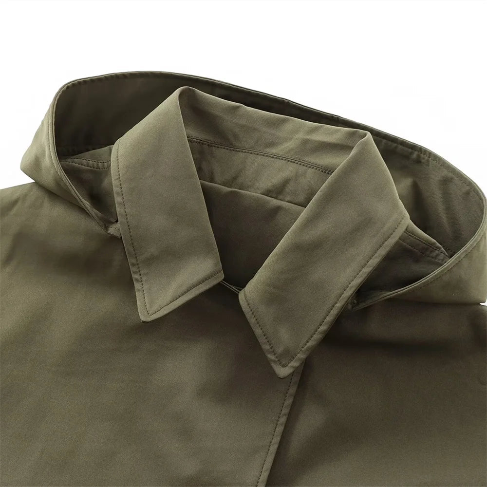 Trench-coat court à capuche porté ouvert sur un pull