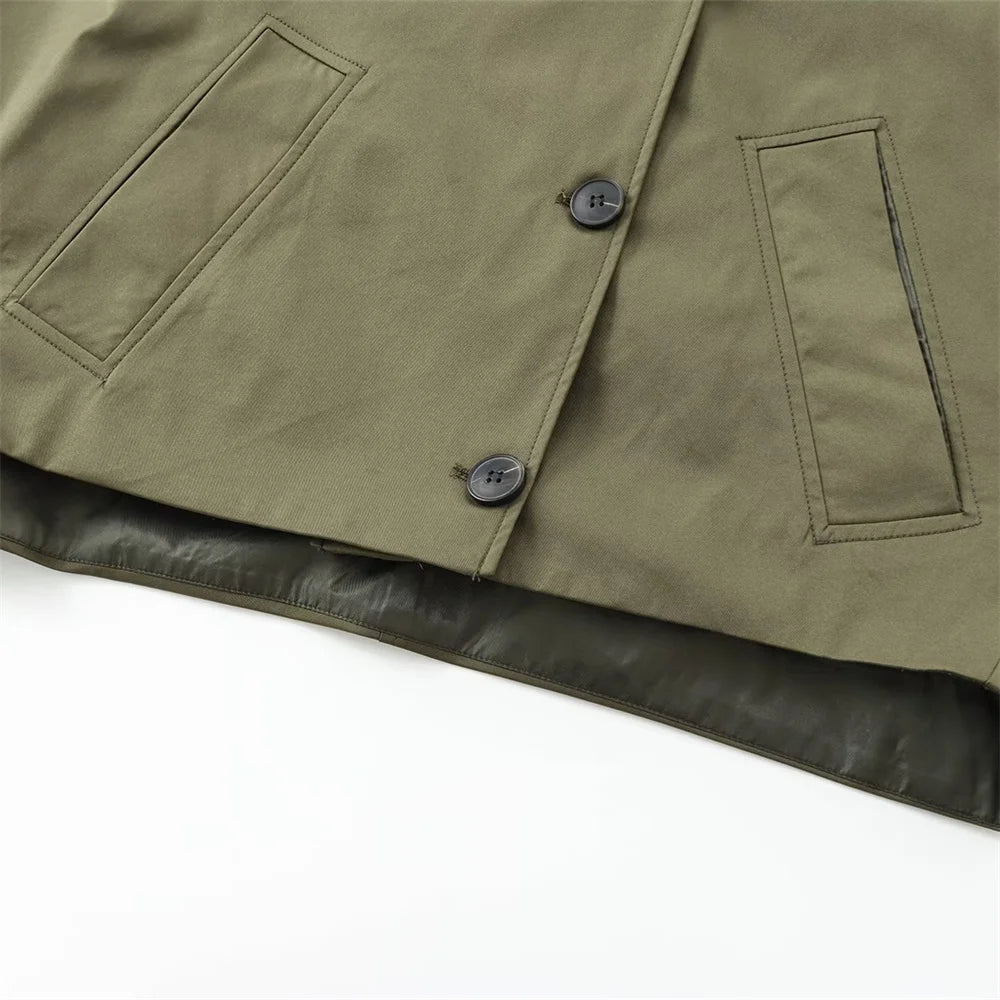 Vue de profil du trench-coat court structuré vert armée