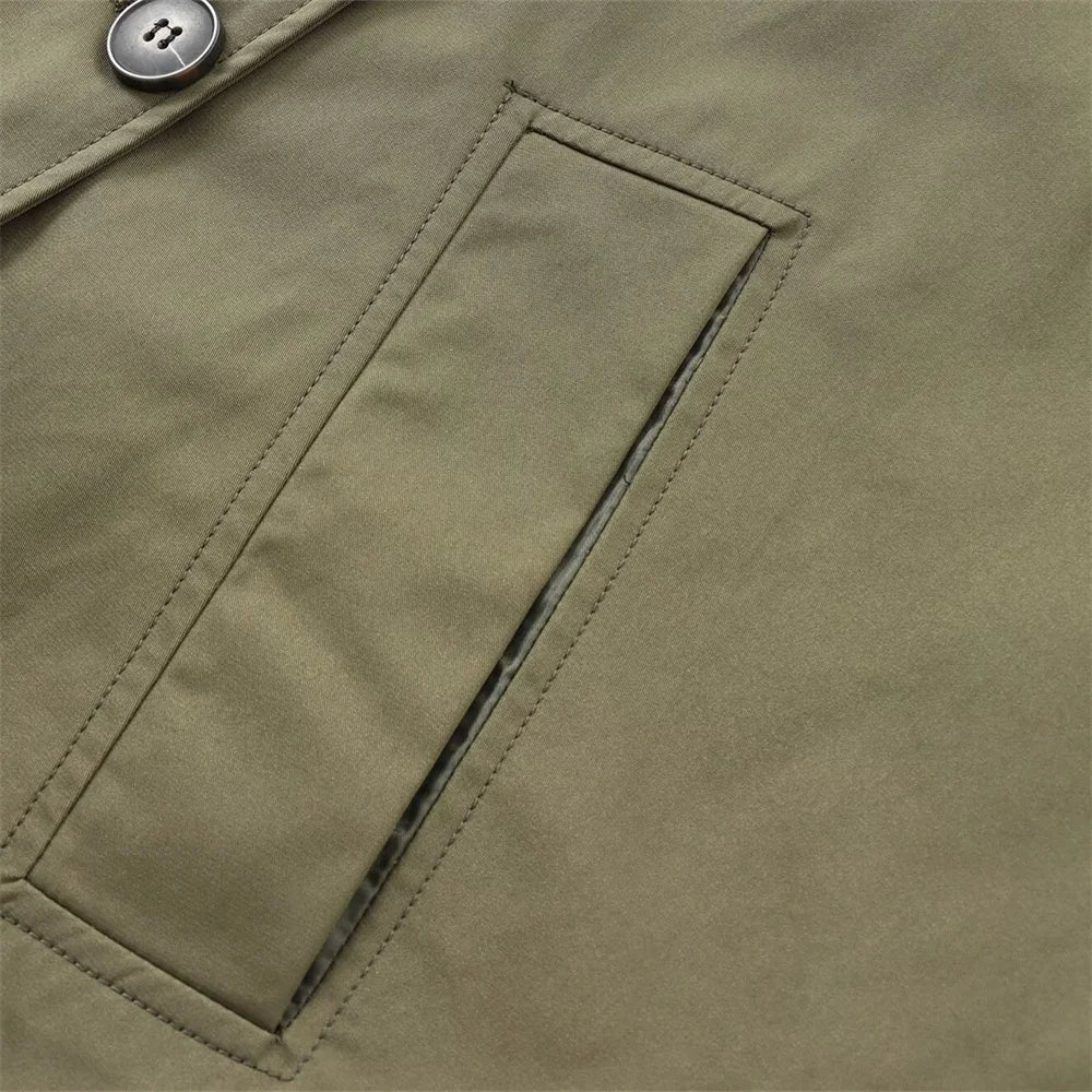 Détail de la finition du tissu tissé du trench-coat court à capuche