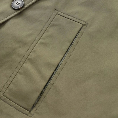 Détail de la finition du tissu tissé du trench-coat court à capuche
