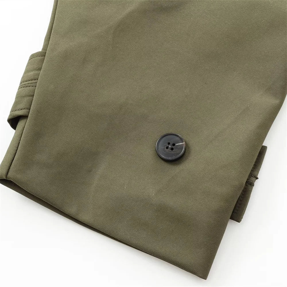 Trench-coat court à capuche porté avec un pantalon