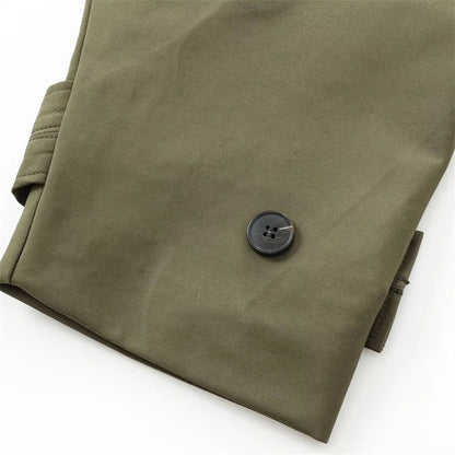 Trench-coat court à capuche porté avec un pantalon