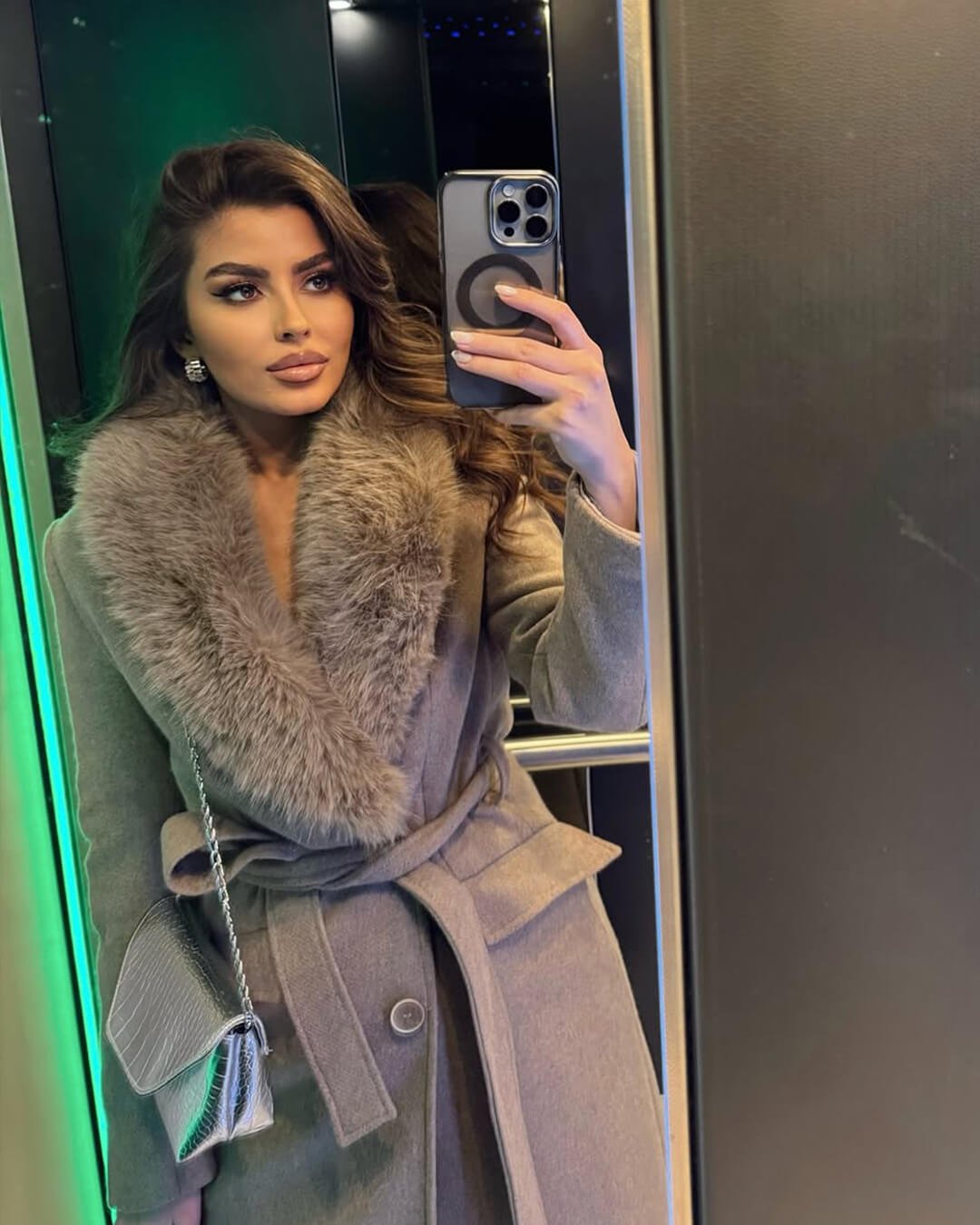 manteau maxi avec fermeture lacée, vue arrière