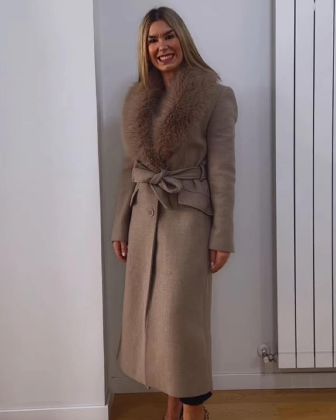 manteau maxi avec col de fourrure artificielle, vue de profil