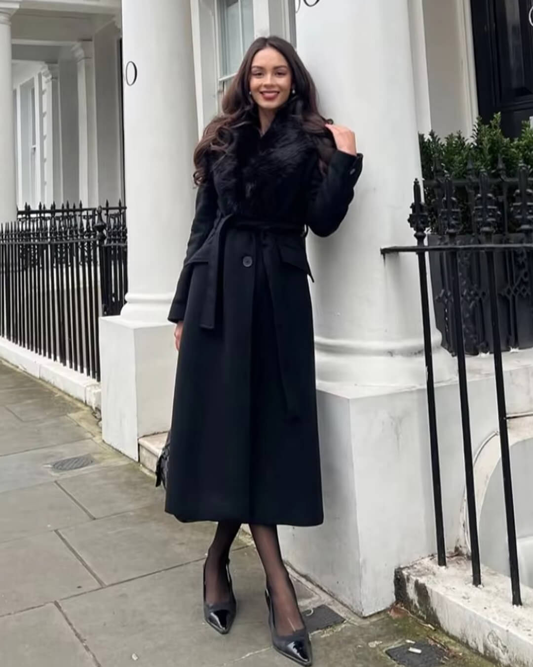 manteau maxi avec col de fourrure artificielle, vue de face avec fermeture lacée