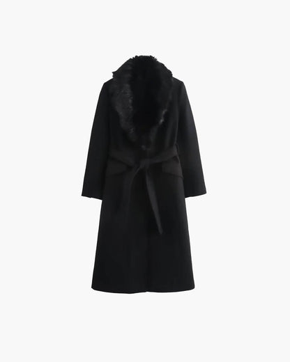 manteau maxi avec fermeture lacée, vue de profil avec col de fourrure artificielle