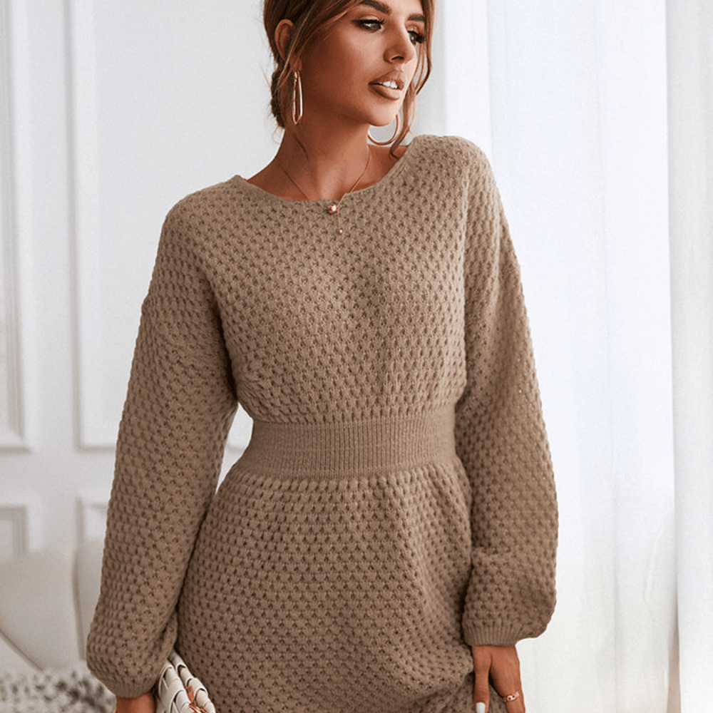 robe pull courte femme brun, vue de face, maille gaufrée et manches longues bouffantes