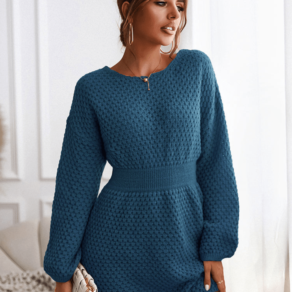 robe pull courte femme bleu foncé, vue de face, taille marquée par une ceinture côtelée