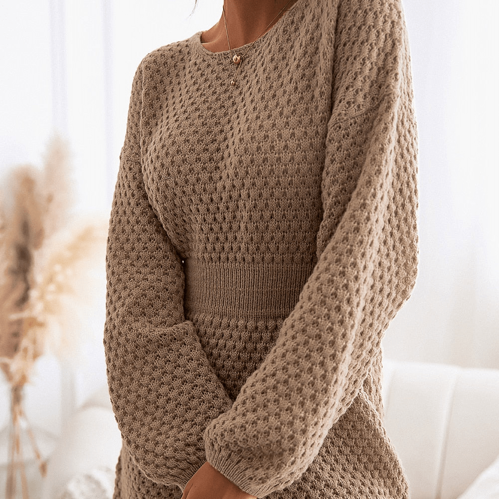 robe pull courte femme brun, détail de la maille gaufrée et de la ceinture côtelée