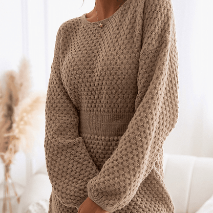 robe pull courte femme brun, détail de la maille gaufrée et de la ceinture côtelée