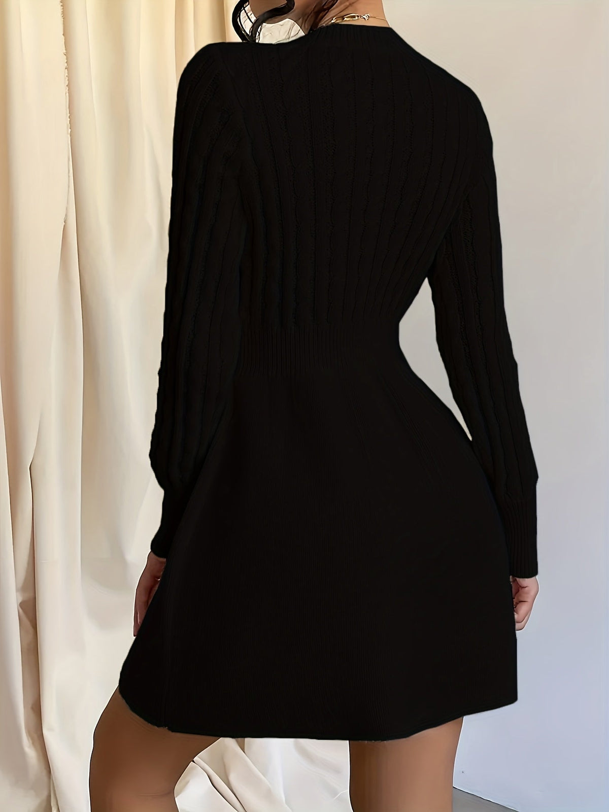 Robe pull torsadée noire, vue de dos