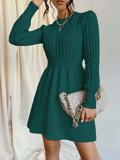Robe pull torsadée vert foncé portée avec un sac à main, vue de face
