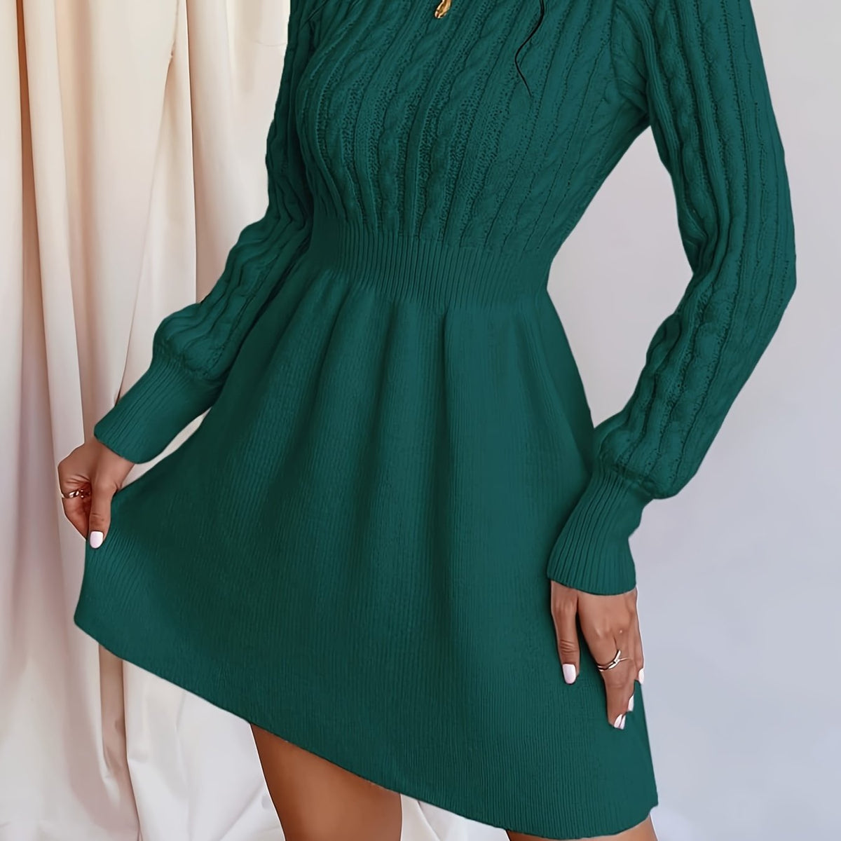 Robe pull torsadée vert foncé, vue latérale rapprochée de la jupe évasée