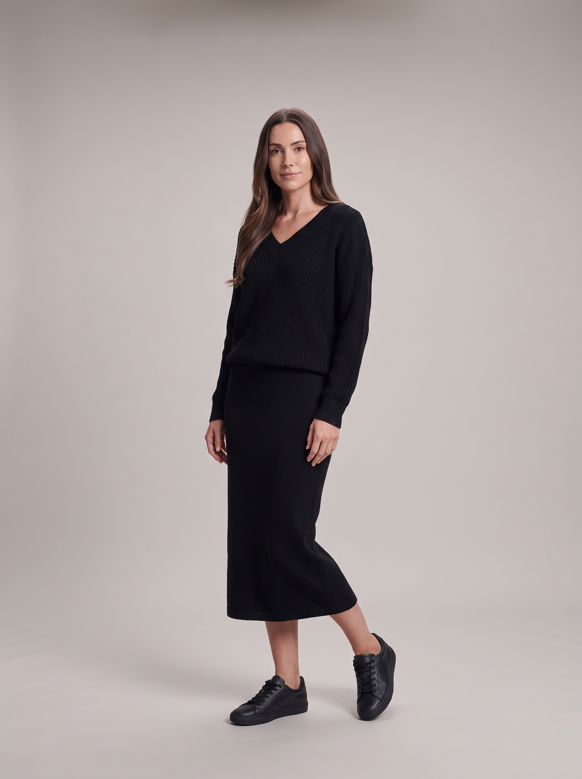 Ensemble pull col V et jupe crayon en maille noire pour femme, vue de face
