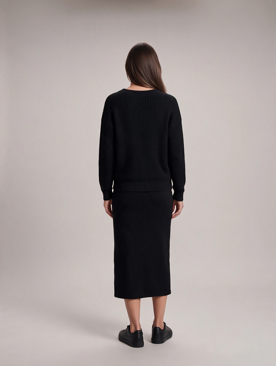 Ensemble pull et jupe crayon en maille noire pour femme, vue de dos