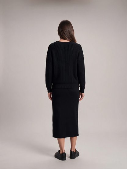 Ensemble pull et jupe crayon en maille noire pour femme, vue de dos