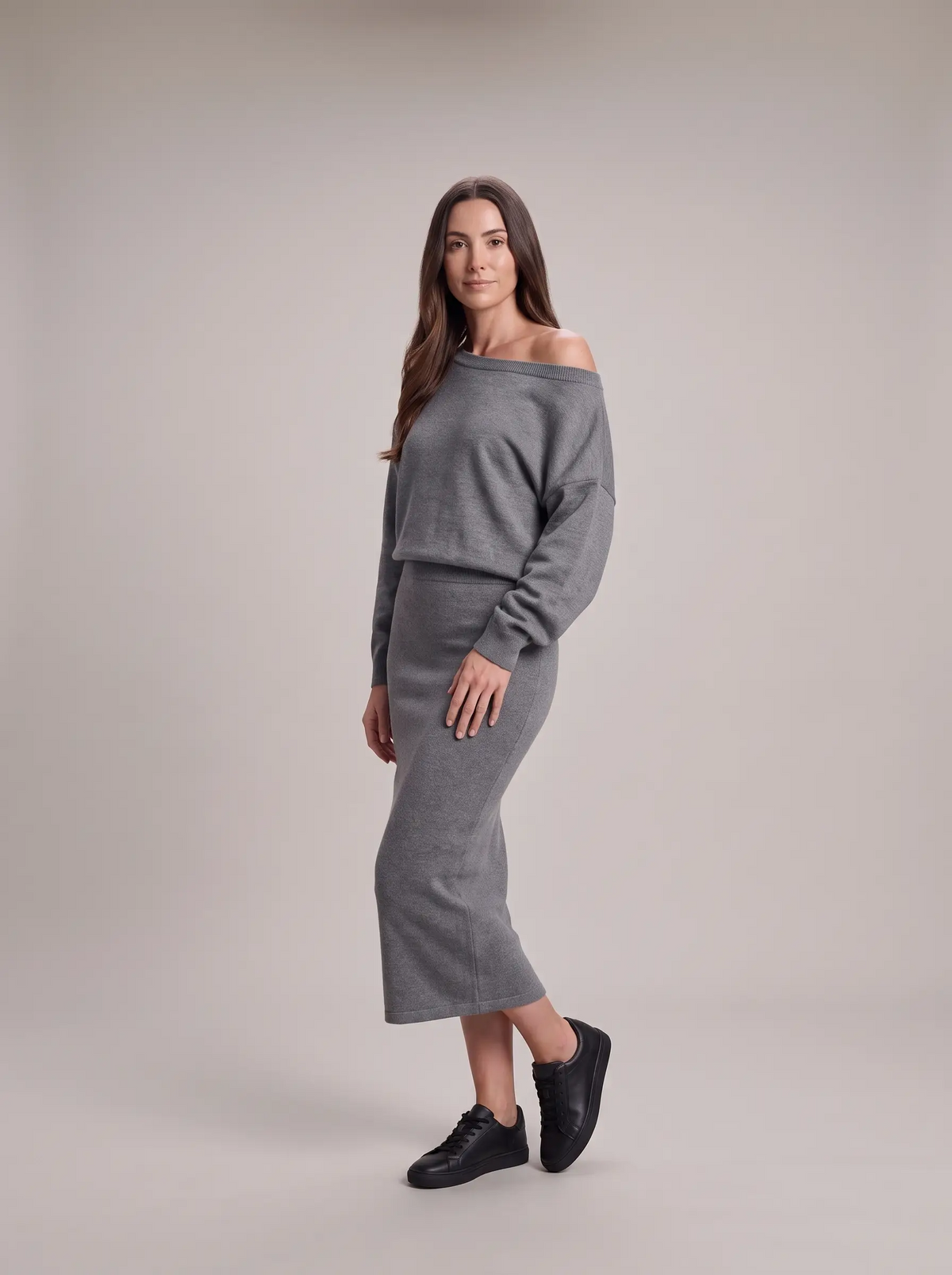Ensemble en maille gris, style épaule dénudée, vue de trois-quarts