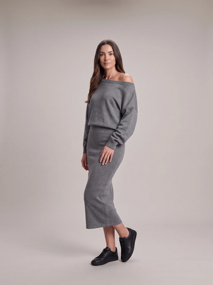 Ensemble en maille gris, style épaule dénudée, vue de trois-quarts