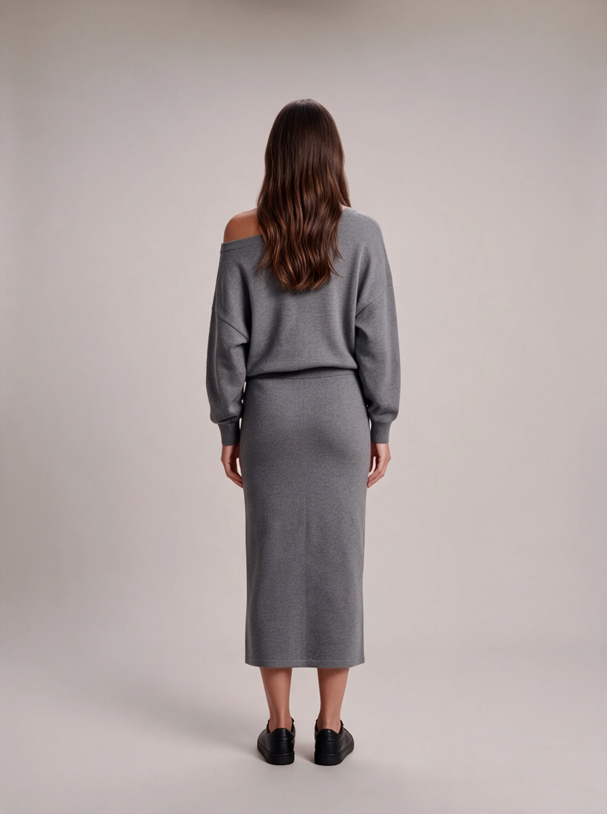 Ensemble en maille gris, vue de dos, style épaule dénudée