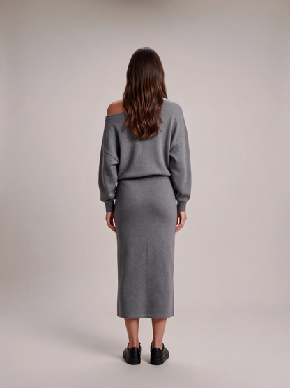 Ensemble en maille gris, vue de dos, style épaule dénudée