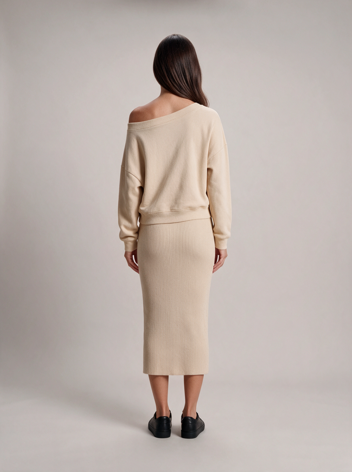 Ensemble pull et jupe crayon en maille noire pour femme, vue de profil