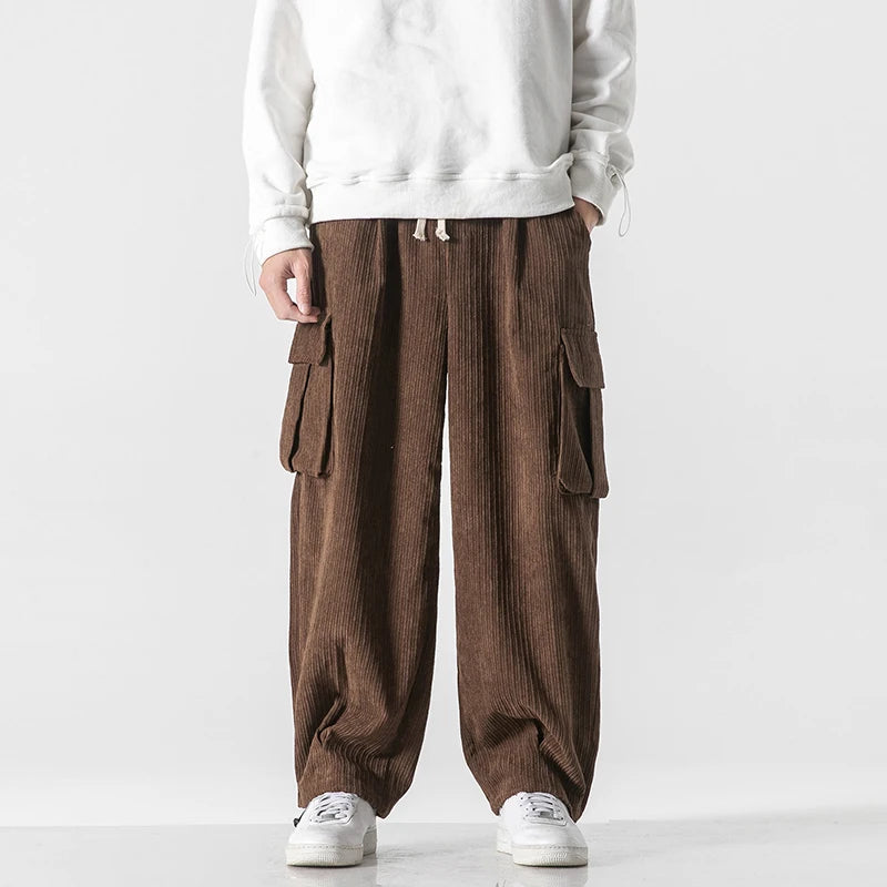 Pantalon de survêtement cargo en velours côtelé marron, porté avec un sweat blanc