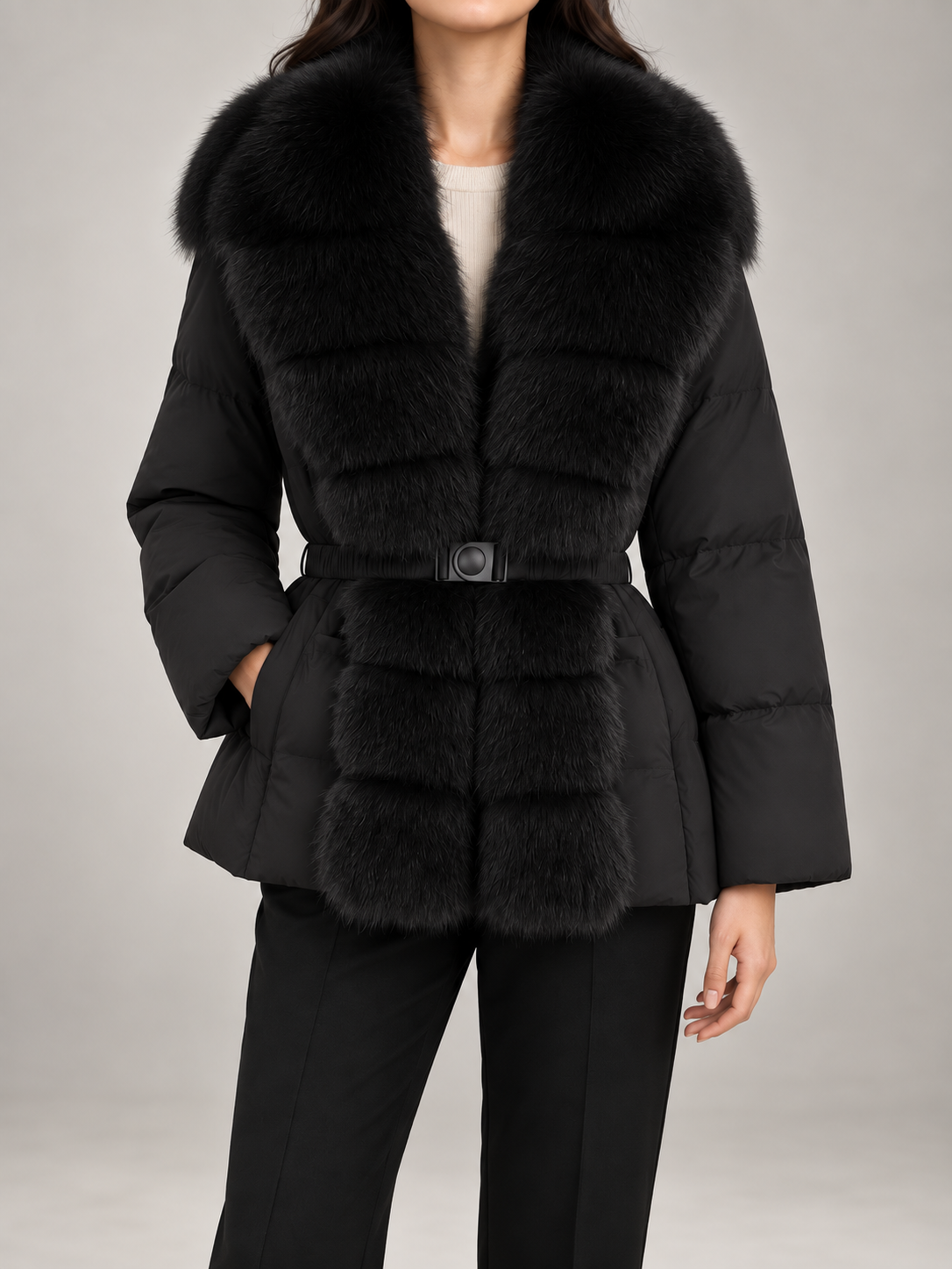 Manteau hivernal à capuchon en fausse fourrure, vue de dos
