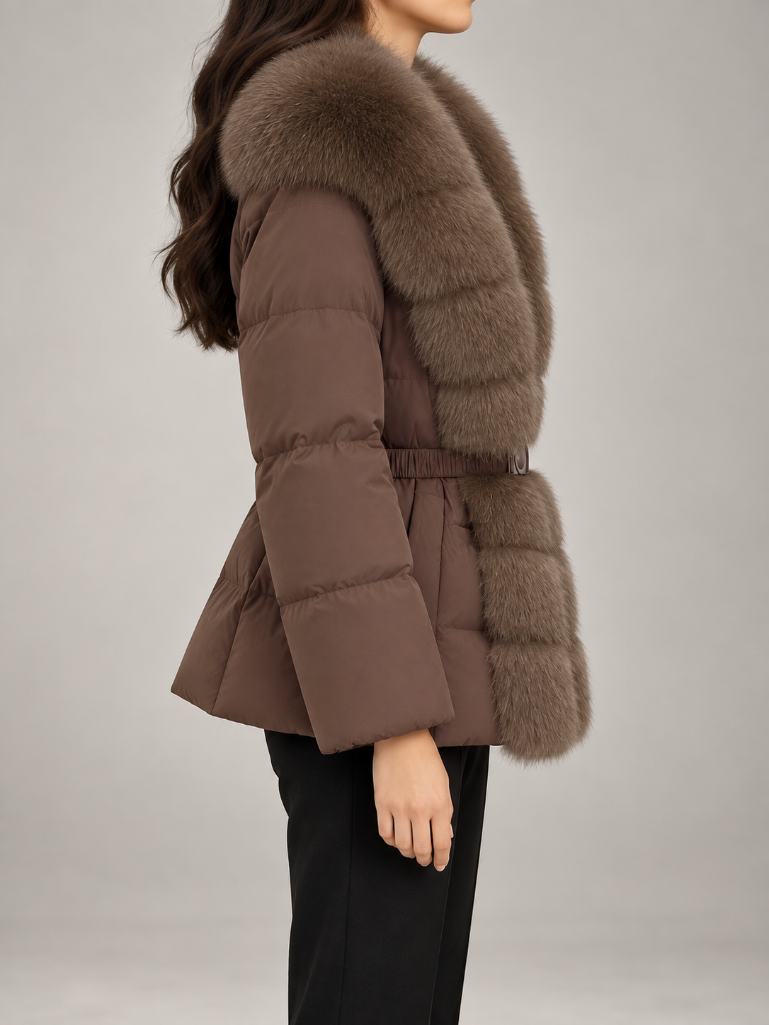 Manteau hivernal à capuchon en fausse fourrure, mannequin portant le manteau