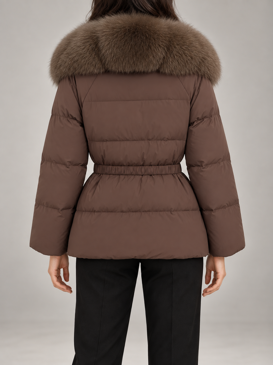 Manteau hivernal à capuchon en fausse fourrure, détail du capuchon