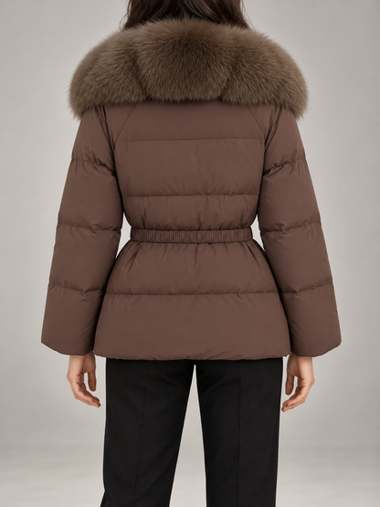 Manteau hivernal à capuchon en fausse fourrure, détail du capuchon