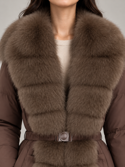 Manteau hivernal à capuchon en fausse fourrure, détail de la fermeture