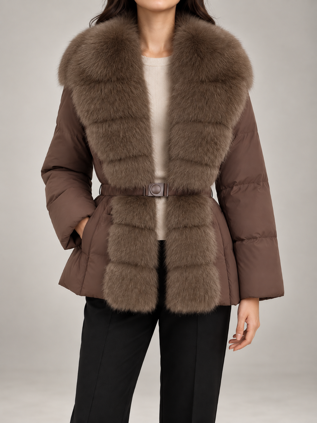 Manteau hivernal à capuchon en fausse fourrure, sur un cintre