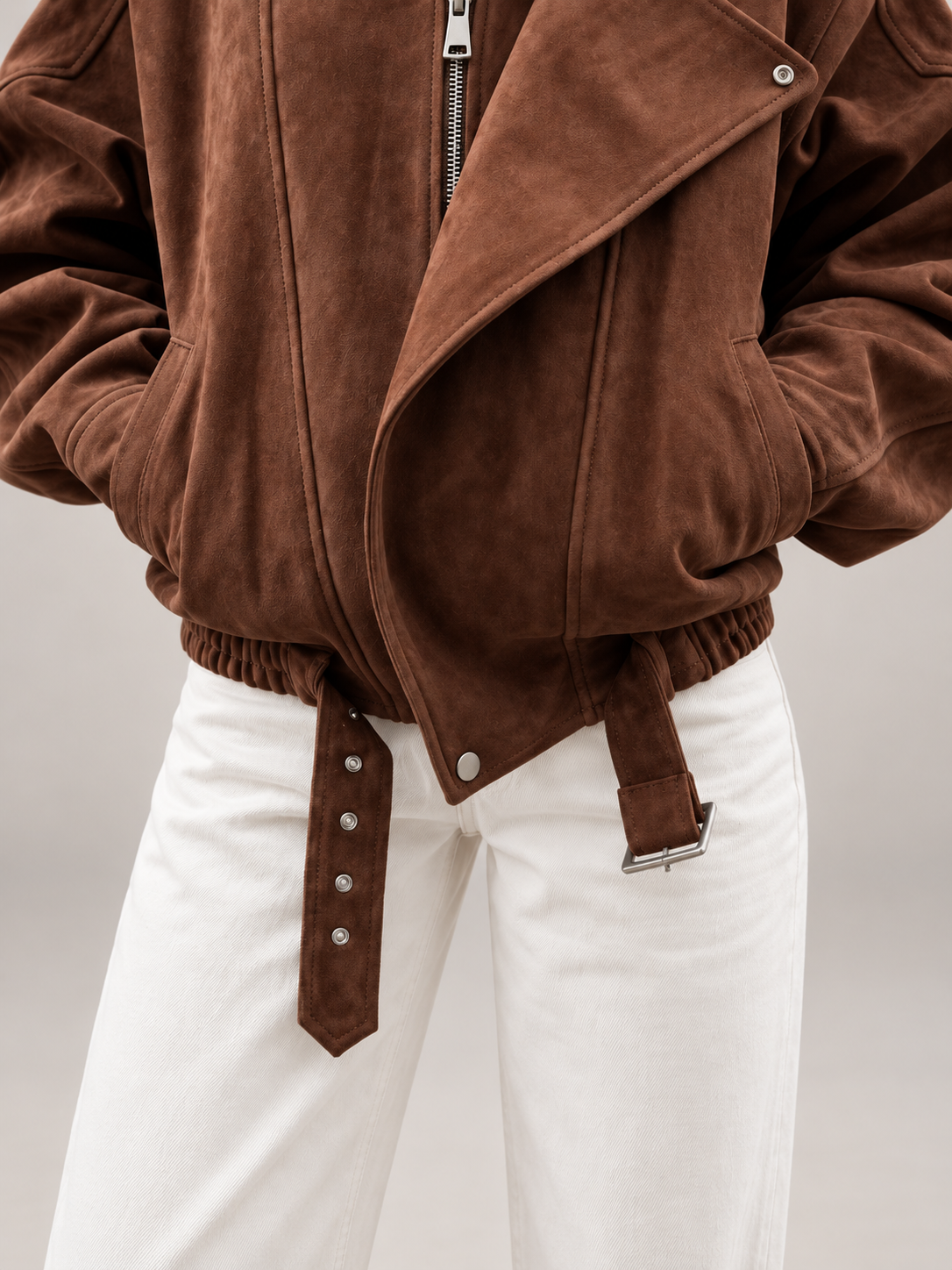Veste en simili cuir démesurée, détail du col