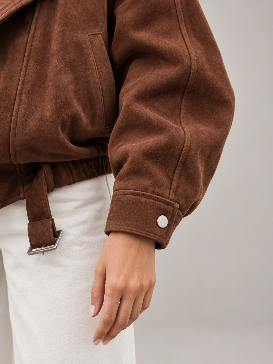 Veste en simili cuir démesurée, vue de côté