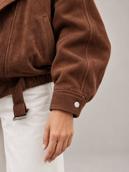 Veste en simili cuir démesurée, vue de côté