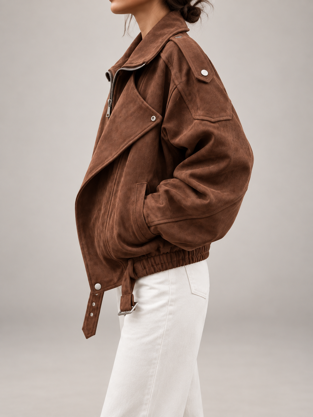 Veste en simili cuir démesurée, détail de la manche