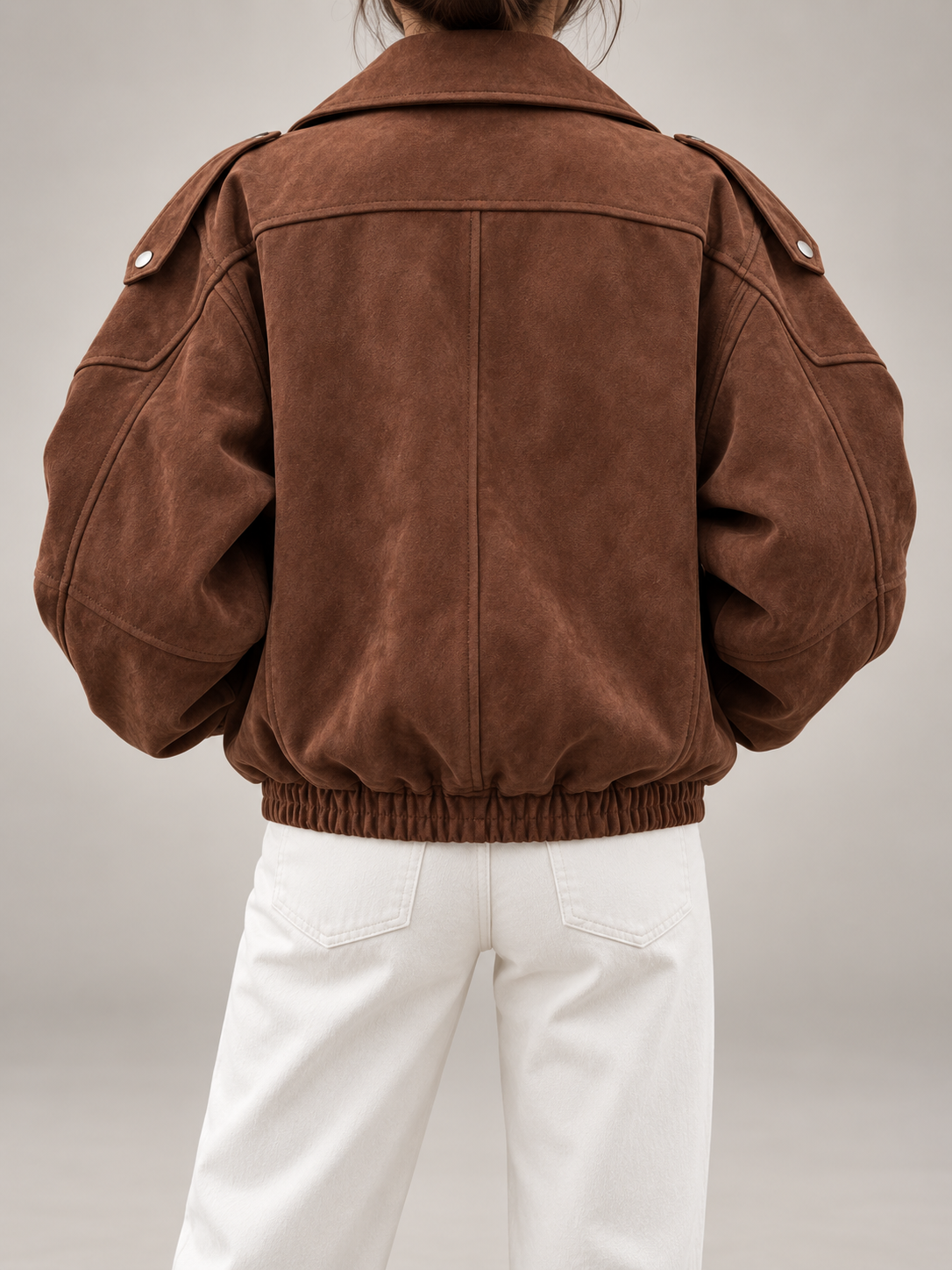 Veste en simili cuir démesurée, détail de l'ourlet