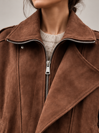 Veste en simili cuir démesurée, modèle portant la veste